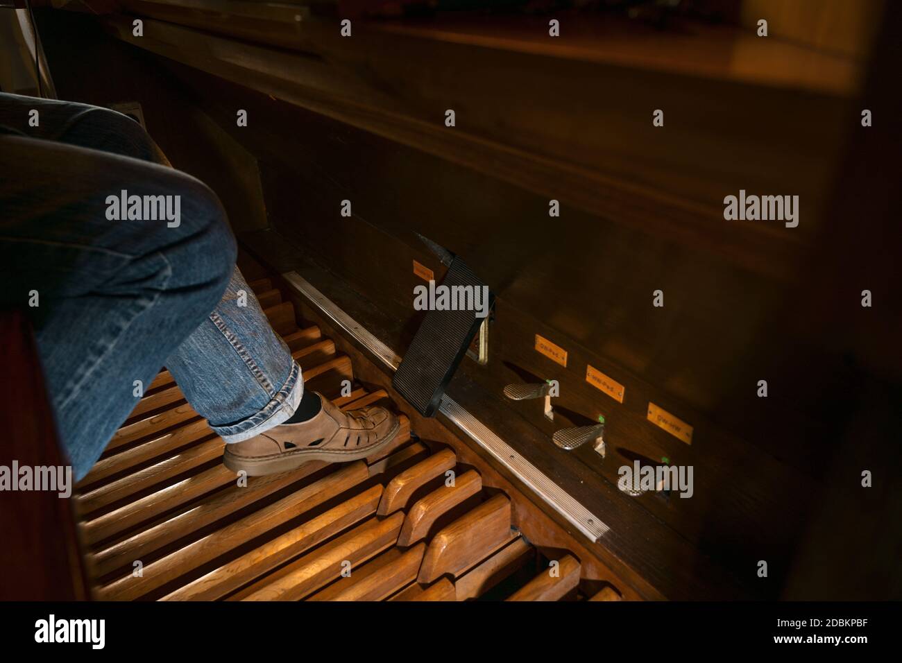 Fuß eines Organisten spielt auf dem Pedal einer Pfeifenorgel in einer Kirche, Kopierraum, ausgewählter Fokus, enge Schärfentiefe Stockfoto