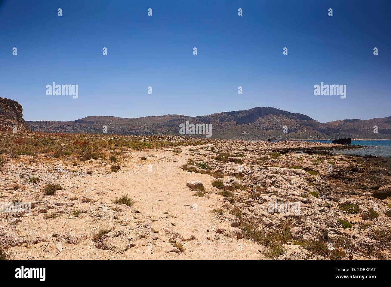 GRAMVOUSA - BALOS, DIE INSEL KRETA, GRIECHENLAND - 4. JUNI 2019: Menschen am Strand von Balos. Stockfoto