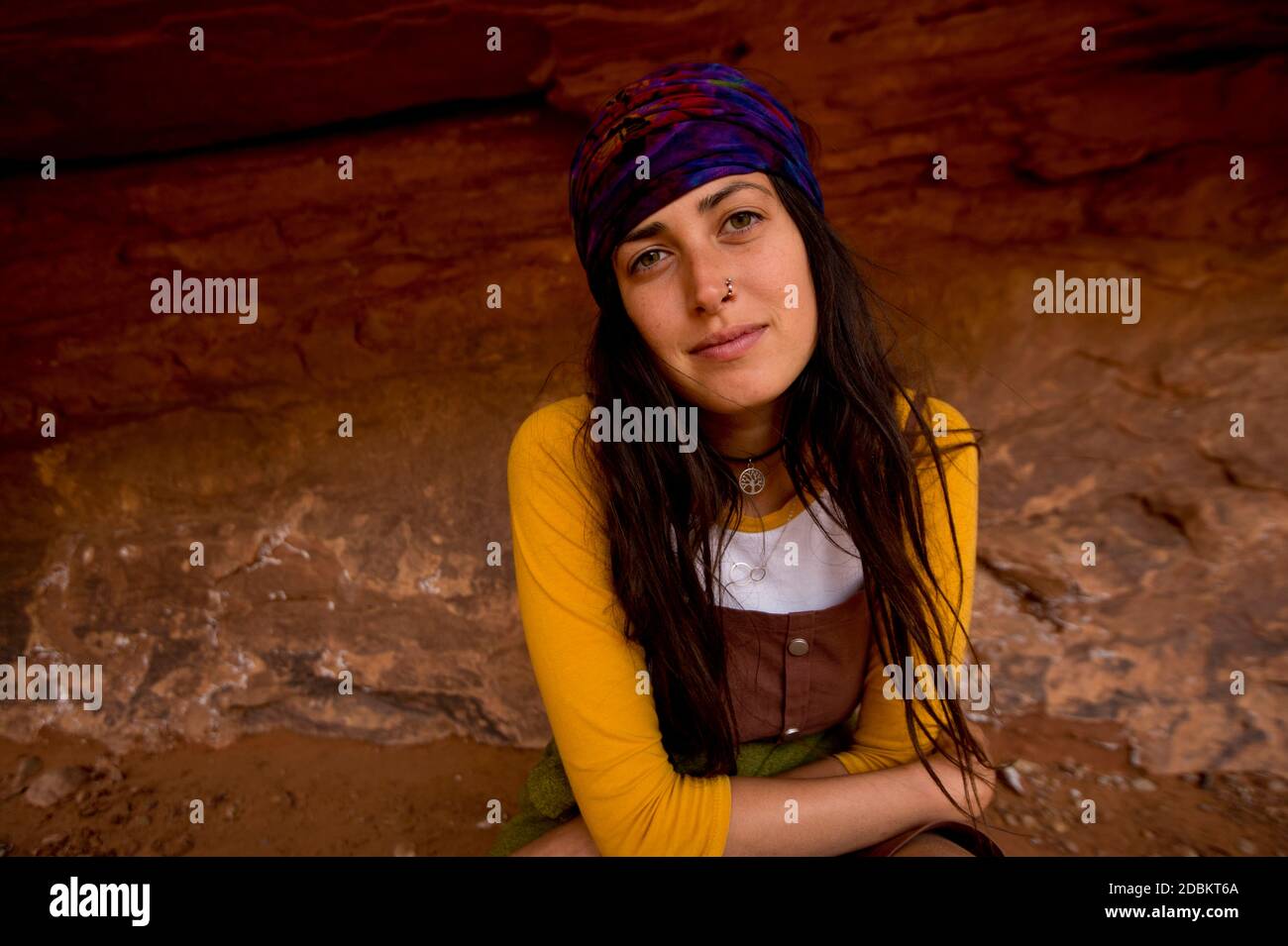 Porträt einer jungen Frau, Natural Bridges, Utah, USA Stockfoto