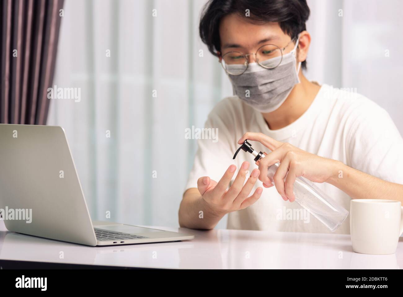 Asiatische Geschäft junge schöne Mann Brille arbeitet aus dem Home-Office er Quarantines Krankheit Coronavirus oder COVID-19 tragen Schutzmaske und Reinigung Stockfoto