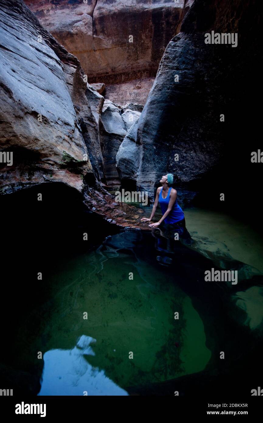 Junge Frau, die aufschaut, Zion National Park, Utah, USA Stockfoto