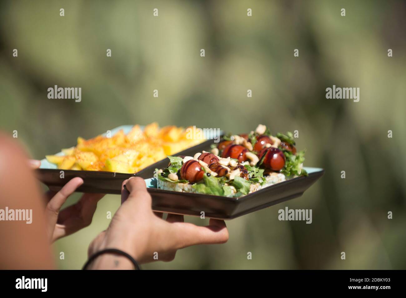 Frau, die Tabletts mit Lebensmitteln hält, New Mexico, USA Stockfoto