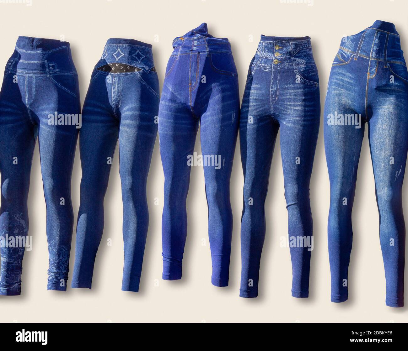 Einige Paar Blaue Jeans-Ähnliche Leggings Vor Dem Hellen Rücken  Stockfotografie - Alamy