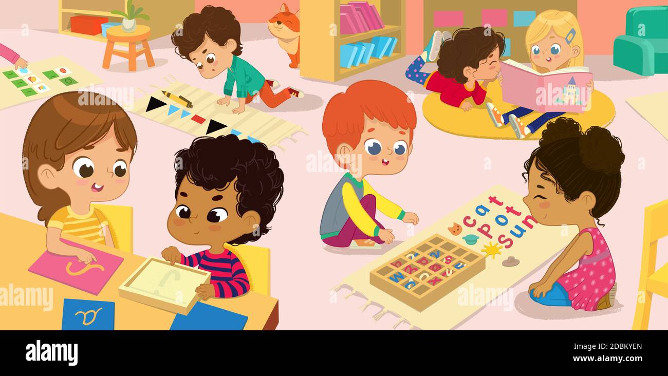 Der Literaturbereich der Montessori Klasse. Kinder üben Schreiben Buchstaben Teile der Rede und Worte. Mädchen lesen einander Bücher in a b Stockfoto