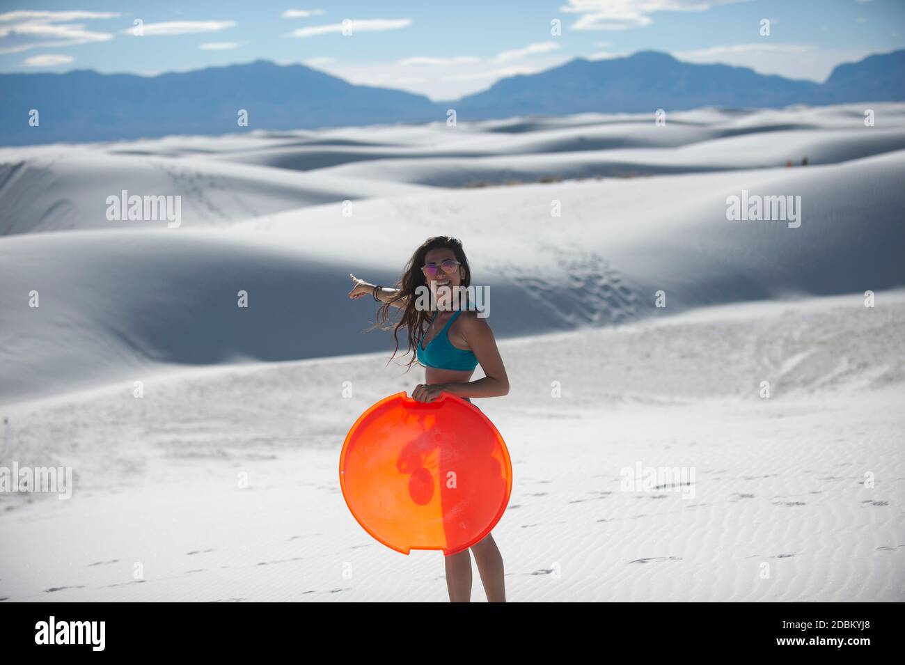 Frau mit Schlitten in der Wüste, White Sands National Monument, New Mexico, USA Stockfoto