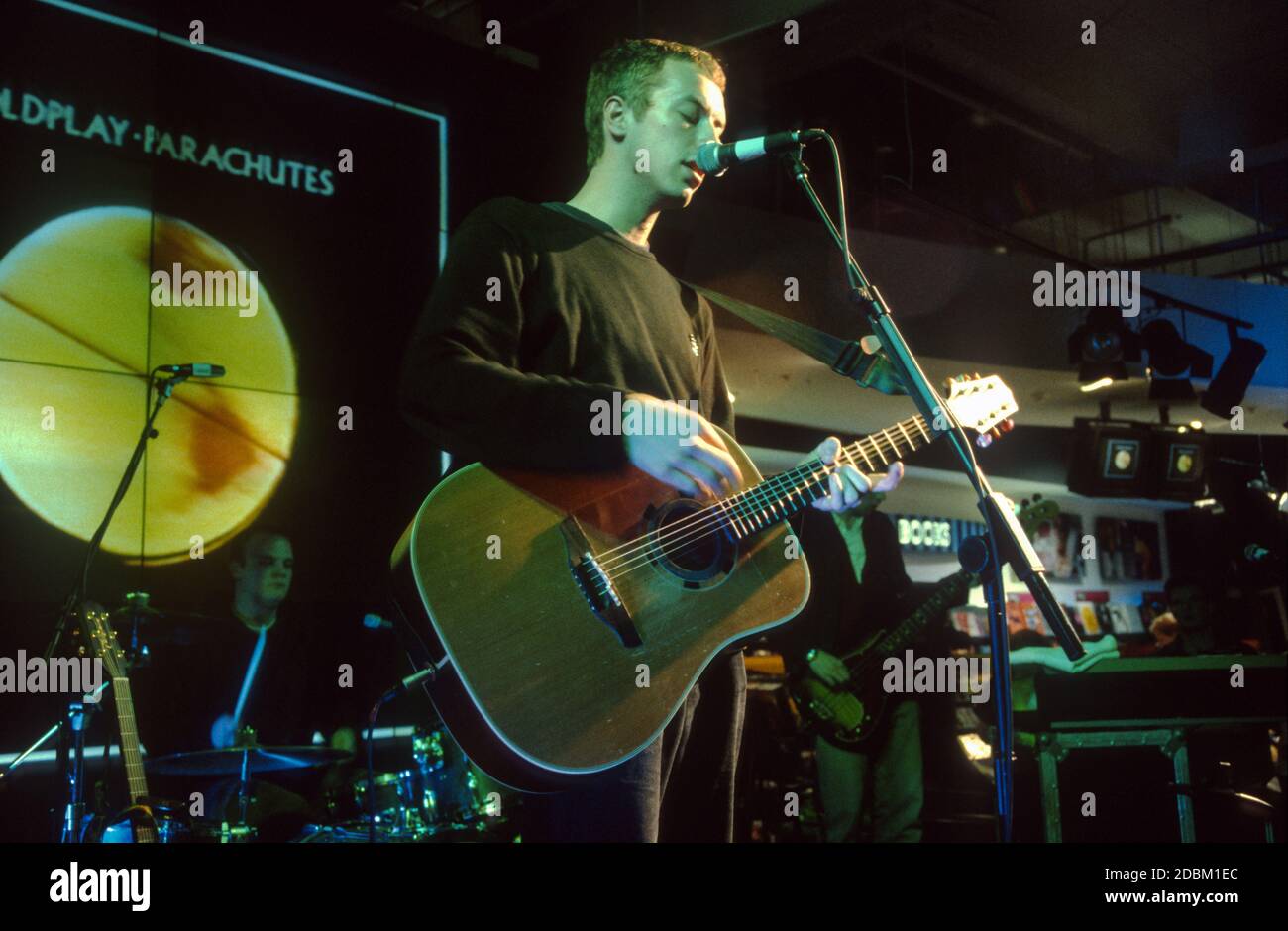 Coldplay spielt den HMV-Plattenladen am 10. Juli 2000, um ihr Debüt-Album Parachutes zu promoten. Oxford Street, London, England, Großbritannien. Stockfoto