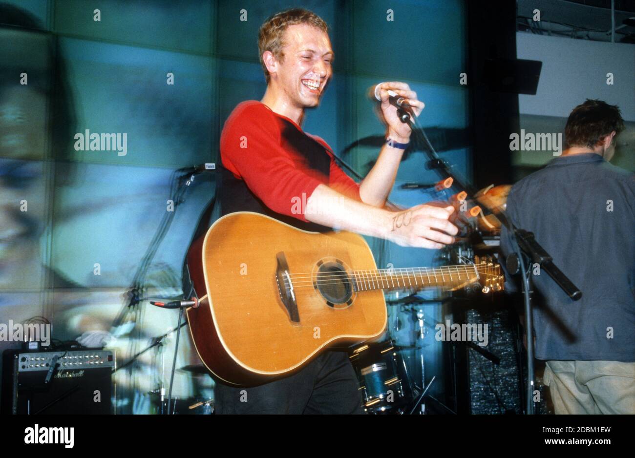 Coldplay spielt den HMV-Plattenladen am 10. Juli 2000, um ihr Debüt-Album Parachutes zu promoten. Oxford Street, London, England, Großbritannien. Stockfoto