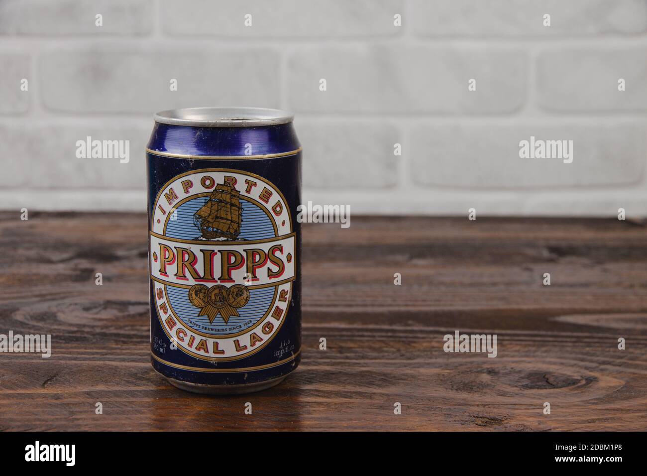 Eine alte Aluminiumkälte von Pripps Bier gegen den Ziegel Wand Stockfoto