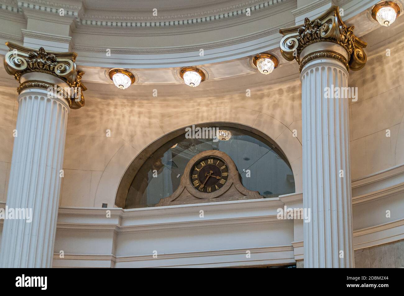 Rio de Janeiro, Brasilien - 26. Dezember 2008: El Centro. Weiße Säulen und schwarz-goldene Uhr im Centro Cultural Banco do Brasil. Stockfoto