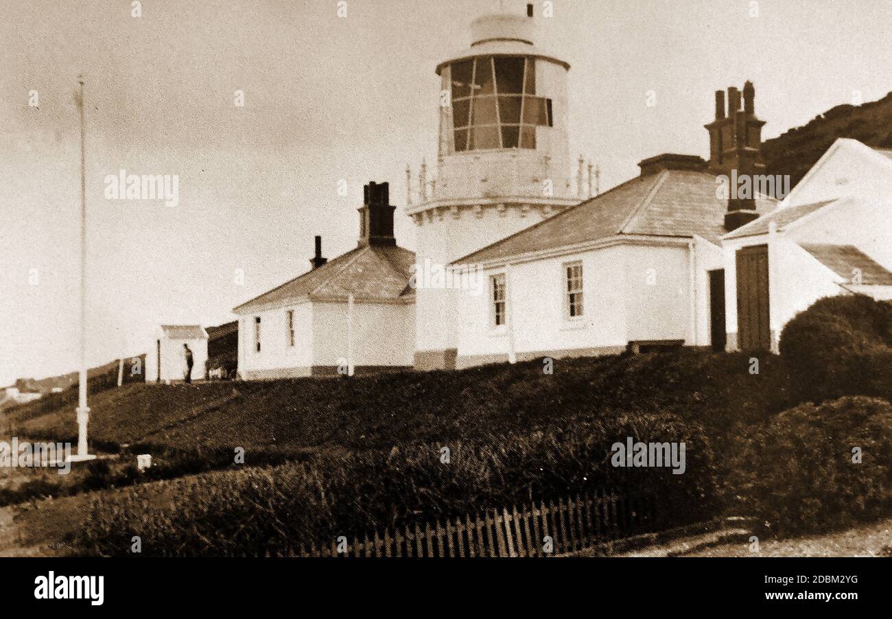 Ein ca. 1905 gedrucktes Foto von 'Whitby High Lights' (Hawsker Lighthouse), Yorkshire, UK. Es war mit laut Nebelhorn ausgestattet, lokal bekannt als der Hawser Bull. Der Mad Bull oder der Bawling Bull Sie warnt die Schiffe nicht nur vor den Klippen und der Küste, sondern auch vor Whitby Rock, einem im Laufe der Jahre so genormen Schiffswracker, der mittlerweile in Ferienhäuser umgewandelt wurde. Der von James Walker entworfene Leuchtturm wurde 1858 eröffnet, ursprünglich auf Ling Hill. Und von James Walker entworfen Stockfoto