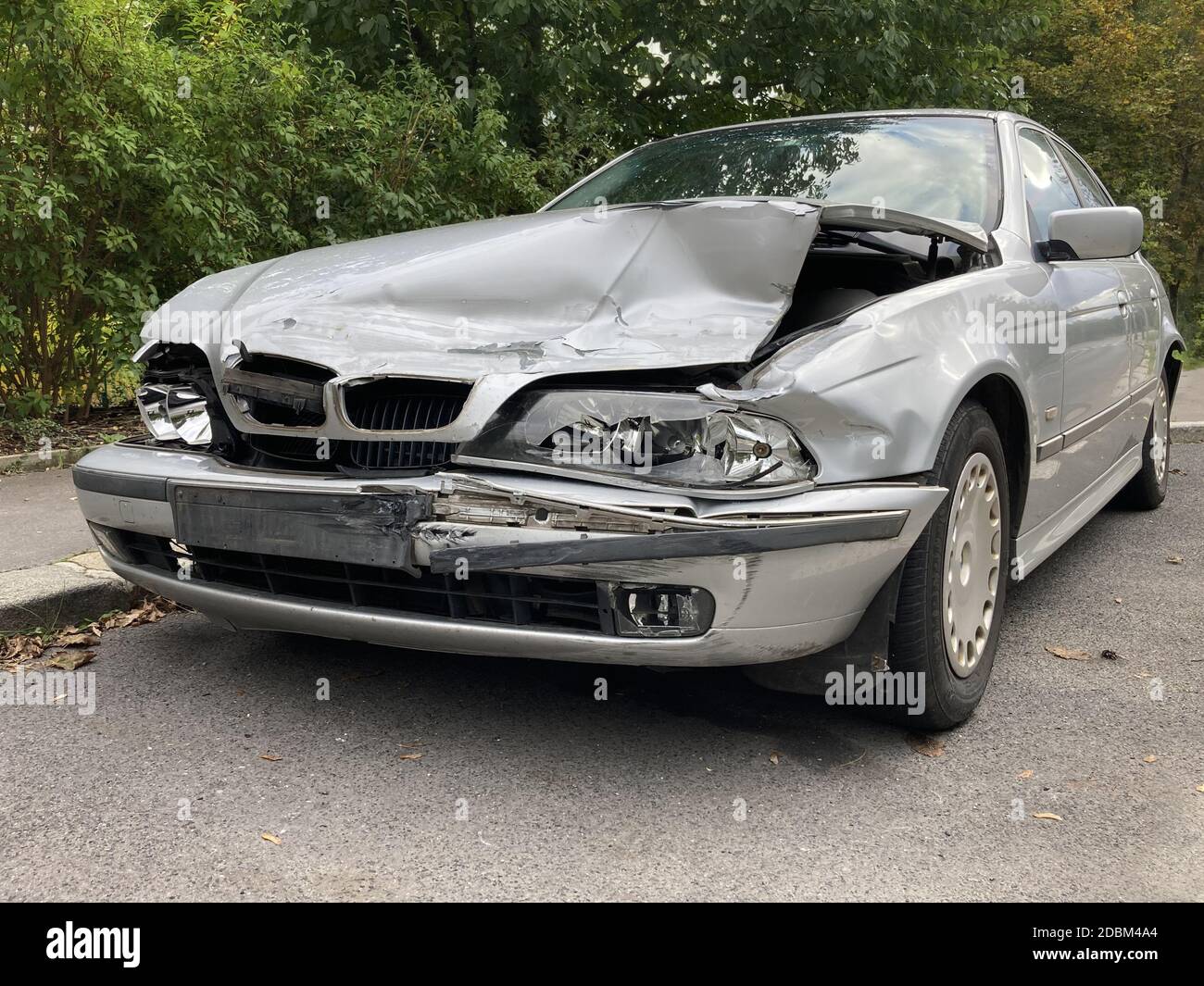Abgestürztes Auto auf der Straße. Beschädigte Autos nach Kollision. Kfz-Versicherung Stockfoto