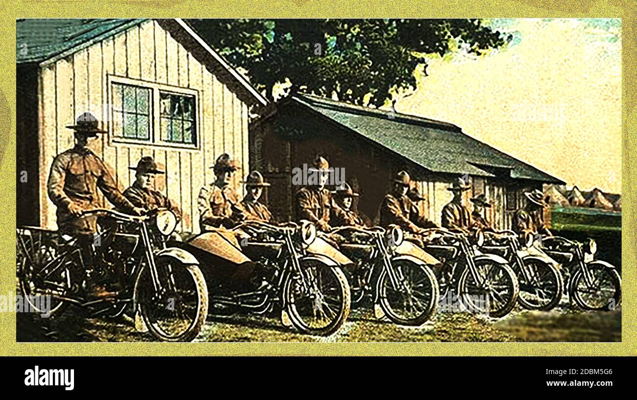 Ein frühes Foto der Fort Dodge (Iowa) USA, Motorcycle Brigade. -- im Juni 1917 wurde in Camp Dodge die 163. Depotbrigade als Basiseinheit für die 88. Division gegründet, die neue Zeichner bearbeitete und eine Grundausbildung anbot. Die Brigade 163 war noch in Dodge im April 1918 und das Lager diente eine ähnliche Induktionsrolle im Zweiten Weltkrieg Stockfoto