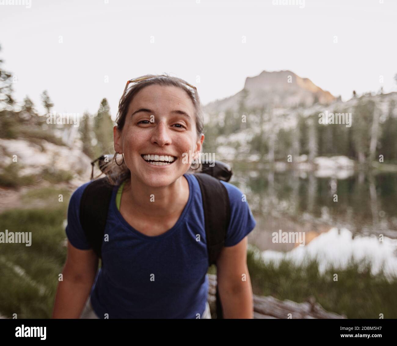 Wanderer lächelt vor der Kamera, Truckee, Kalifornien, USA Stockfoto