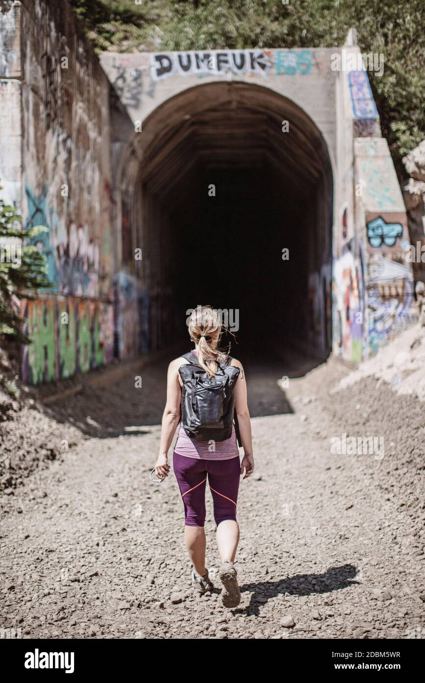 Wanderer zu Fuß in Richtung dunklen Tunnel, Truckee, Kalifornien, USA Stockfoto