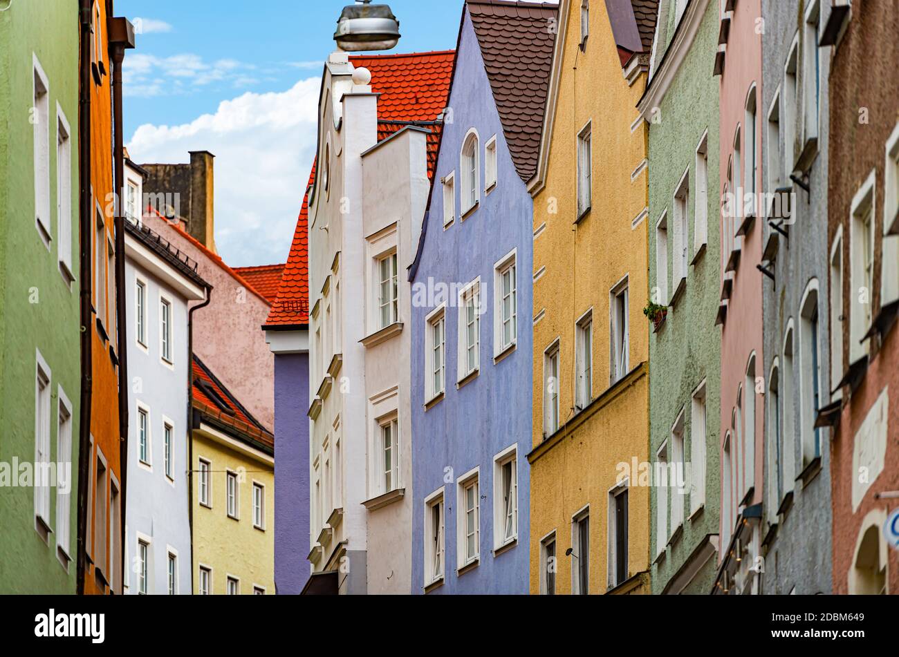Blick auf die alte Stadtstraße mit traditioneller Architektur von Landsberg am Lech, Bayern, Deutschland, Europa Stockfoto