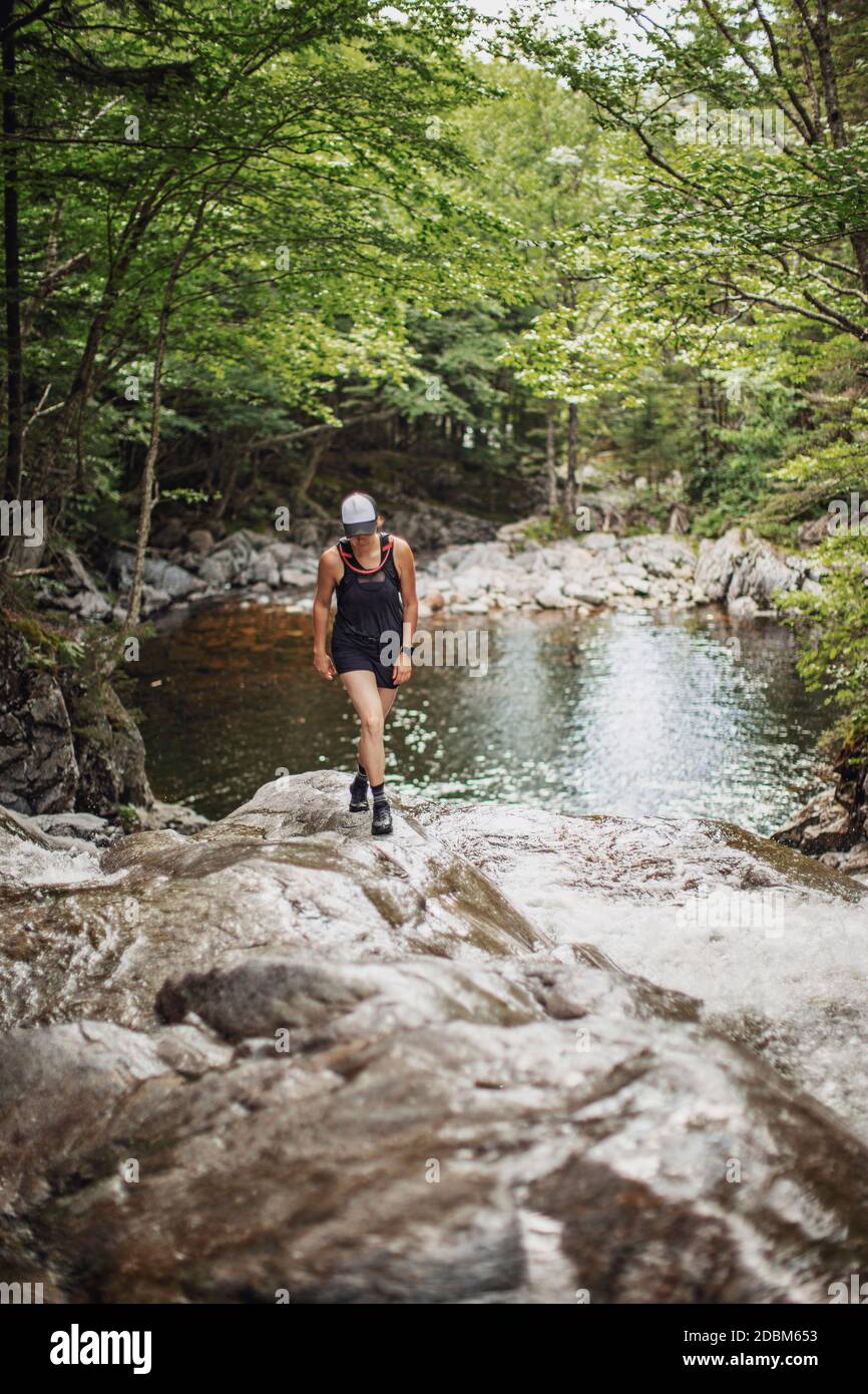 Weibliche Wanderin, White Mountains, New Hampshire, USA Stockfoto