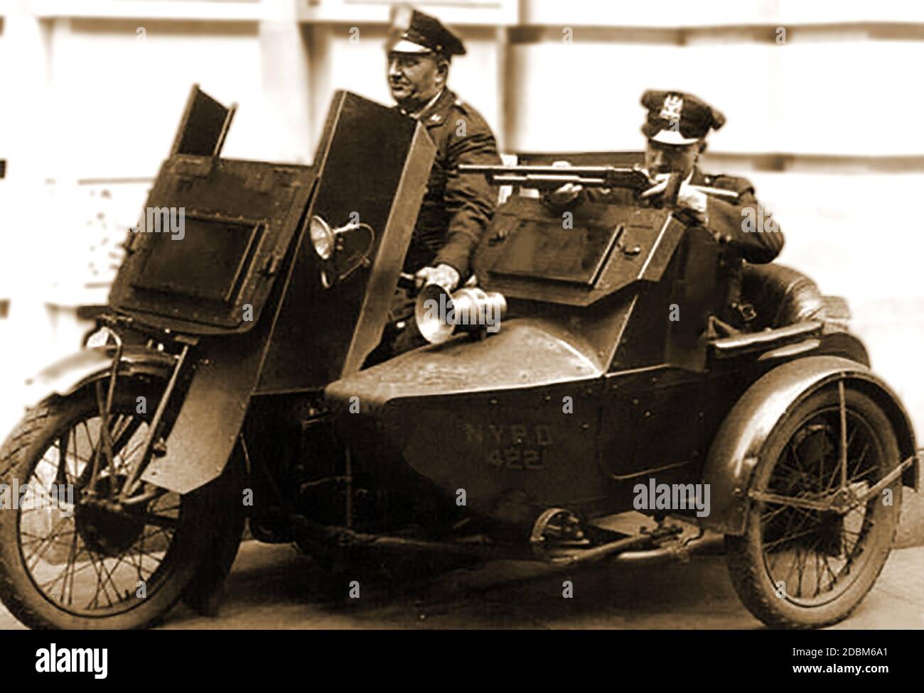Ein frühes Foto von New York bewaffnete Stadtpolizei (NYPD) patrouillieren in einem bewaffneten Motorrad & Beiwagen. Präsident der Polizeikommission, Theodore Roosevelt initiierte die Motorrad-Kader im Jahr 1911. Stockfoto