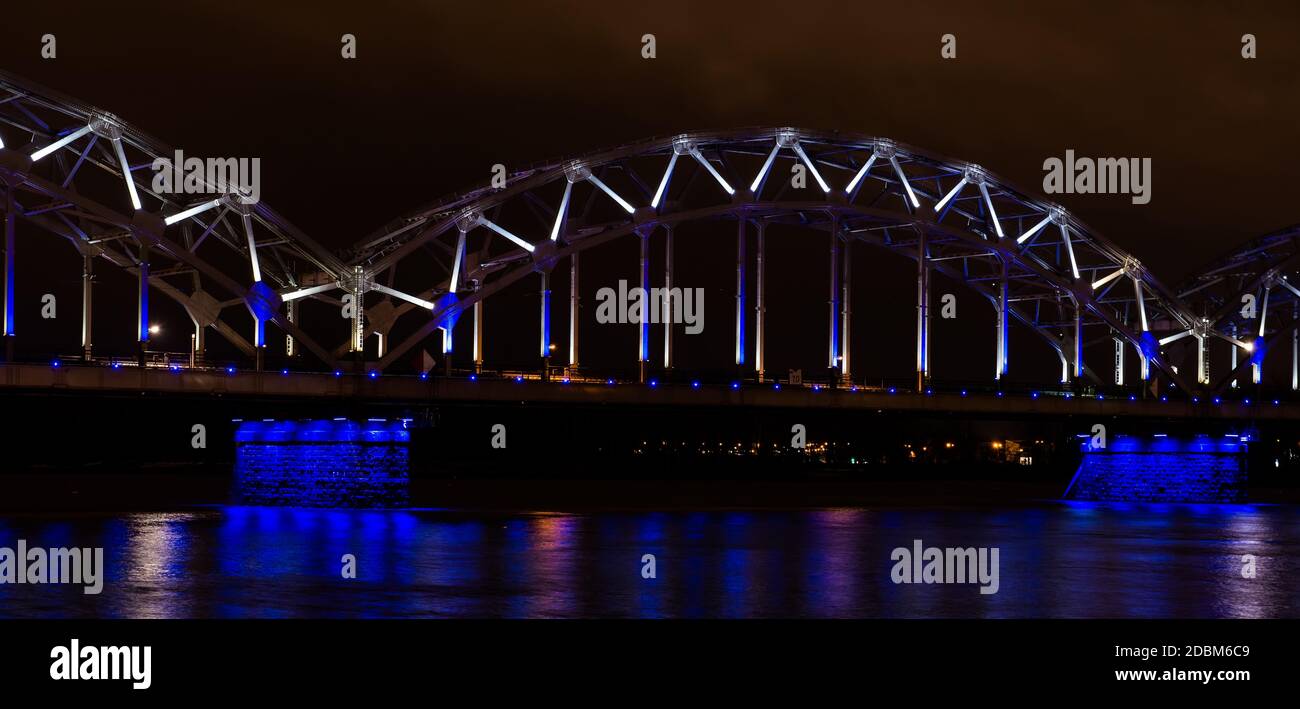 Eisenbahnbrücke über den Fluss Daugava bei Nacht, Lettland Stockfoto