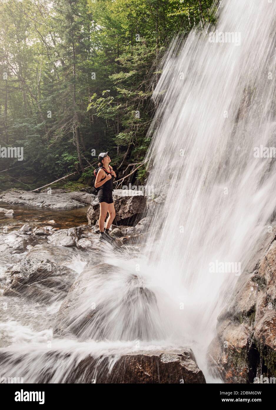 Eine Wandererin hat die Aussicht am Fuße der Thirteen Falls in der Pemigewasset Wilderness in den White Mountains in New Hampshire. Stockfoto