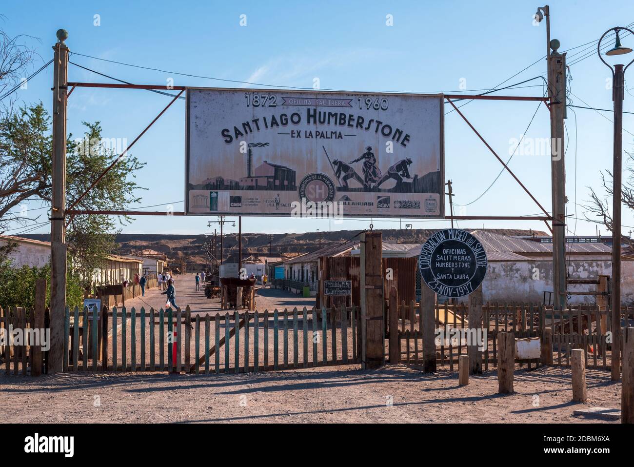 Humberstone, Chile - 9. April 2018. Foto des Eingangs zur Geisterstadt Humberstone in Chile. Stockfoto