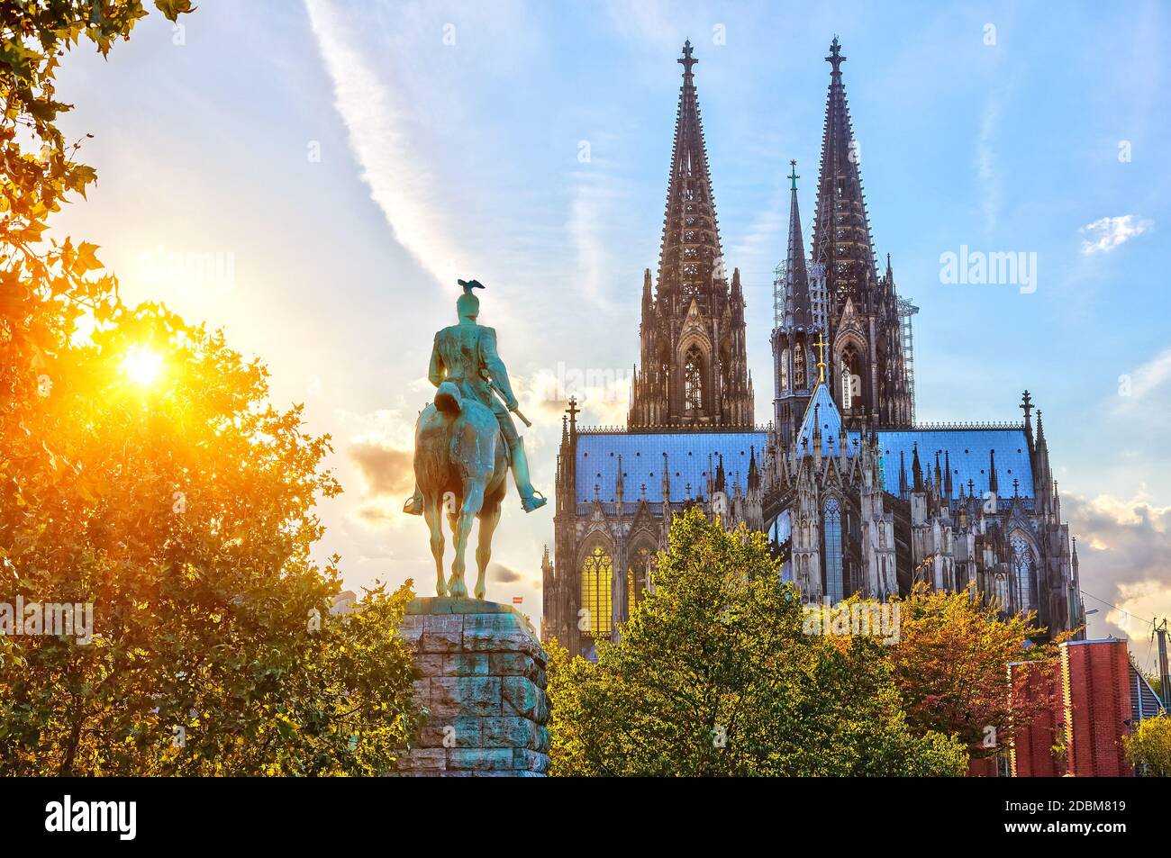 Blick auf den Kölner Dom bei Sonnenuntergang Stockfoto