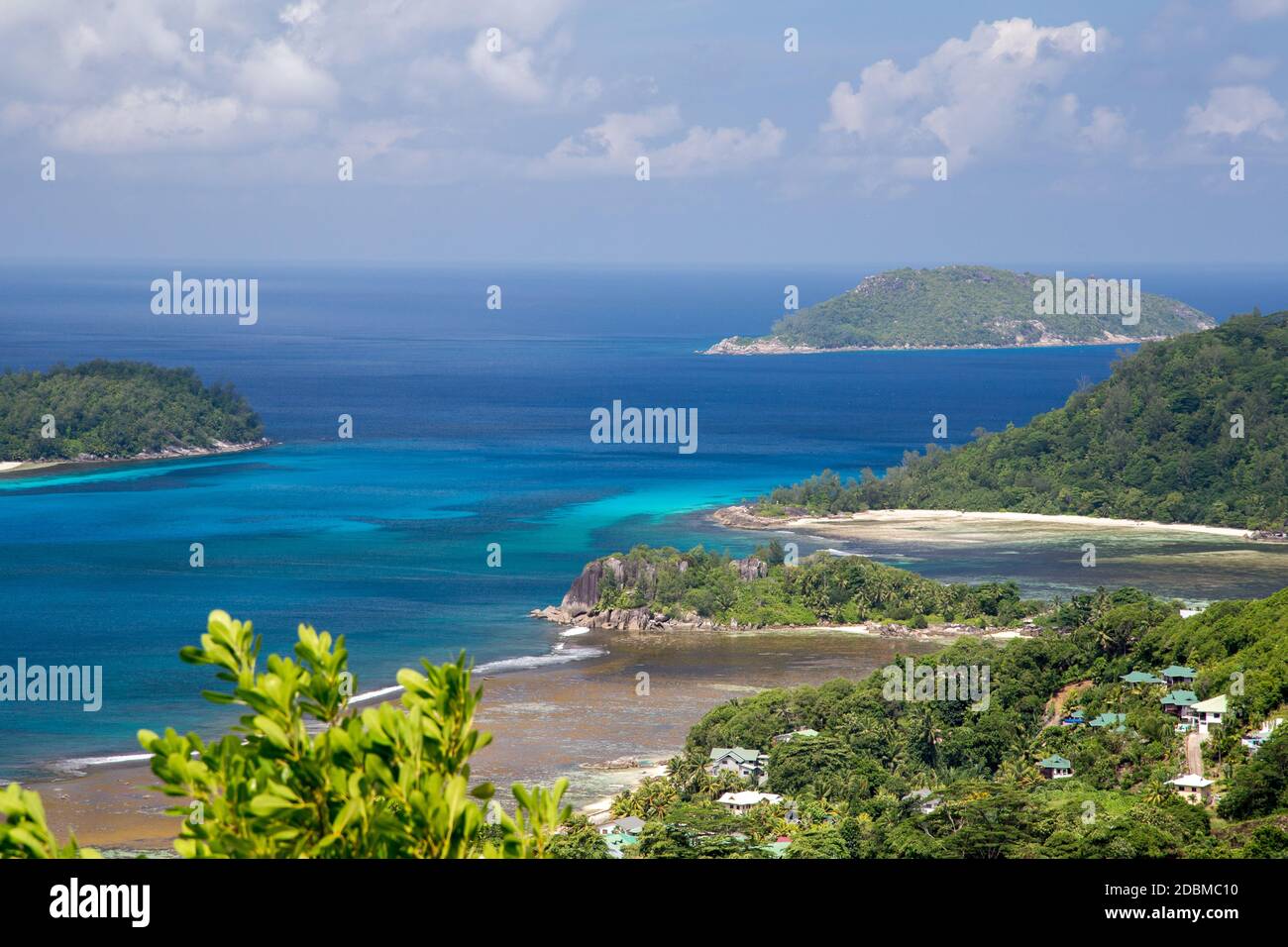 Ansicht zu einem anderen Inseln im Indischen Ozean mit vielen grünen Pflanzen Stockfoto