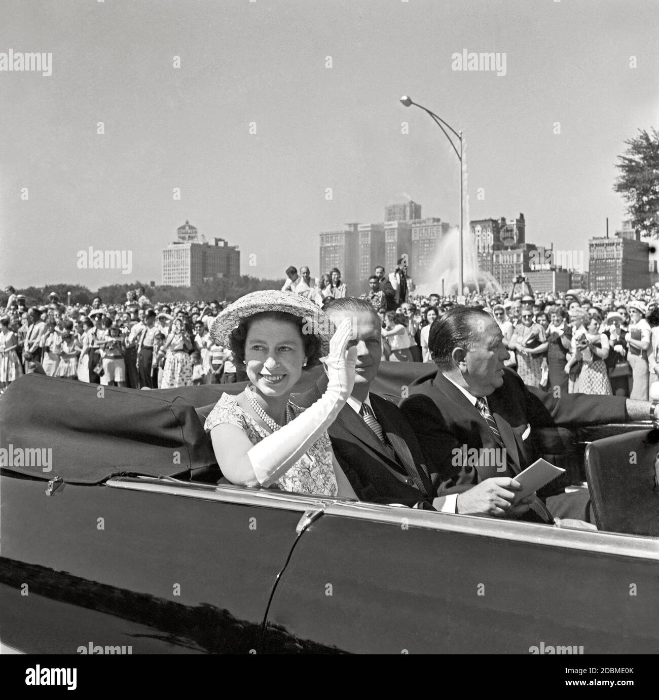 Queen Elizabeth II. Tourt durch Chicago mit dem Gouverneur von Illinois William Stratton und dem Bürgermeister Richard Daley, 6. Juli 1959. Bild von 6 x 6 cm Negativ. Stockfoto