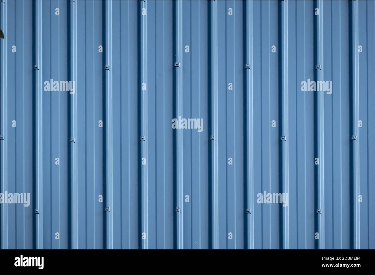 Beruhigende blaue Oberfläche mit parallelen Linien Stockfoto
