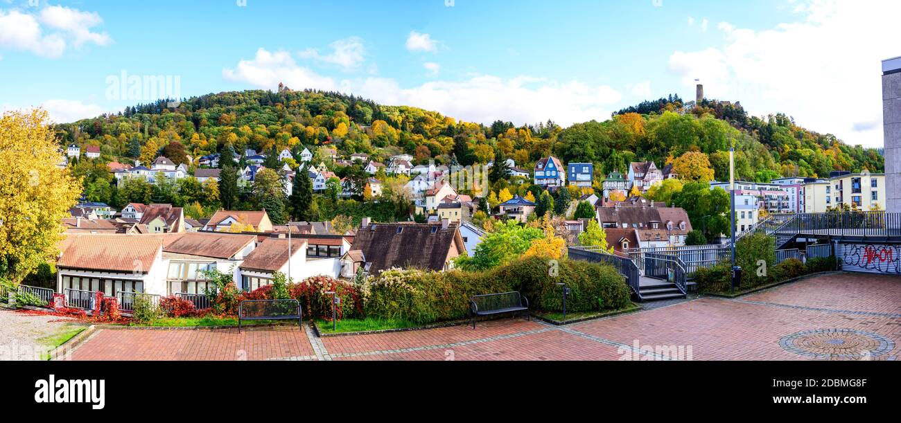 24 okt 2020: Weinheim, Baden-Württemberg, Odenwald, Deutschland. Herbstansicht auf Schloss ruine Windeck, Berg mit bunten Bäumen Stockfoto