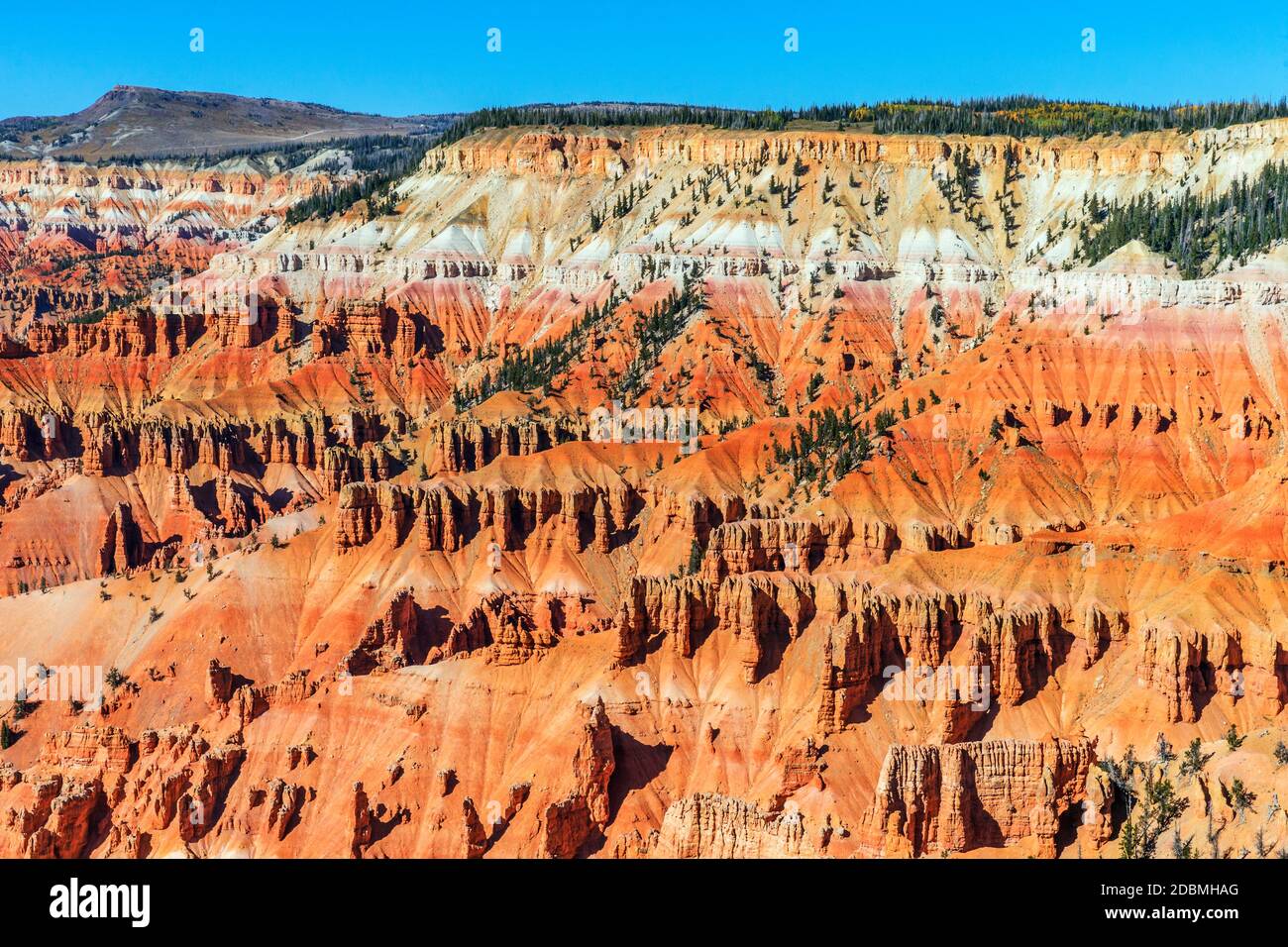 Blick auf das Cedar Breaks National Monument, ein US-Nationaldenkmal im US-Bundesstaat Utah in der Nähe von Cedar City. Cedar Breaks ist ein natürliches A Stockfoto