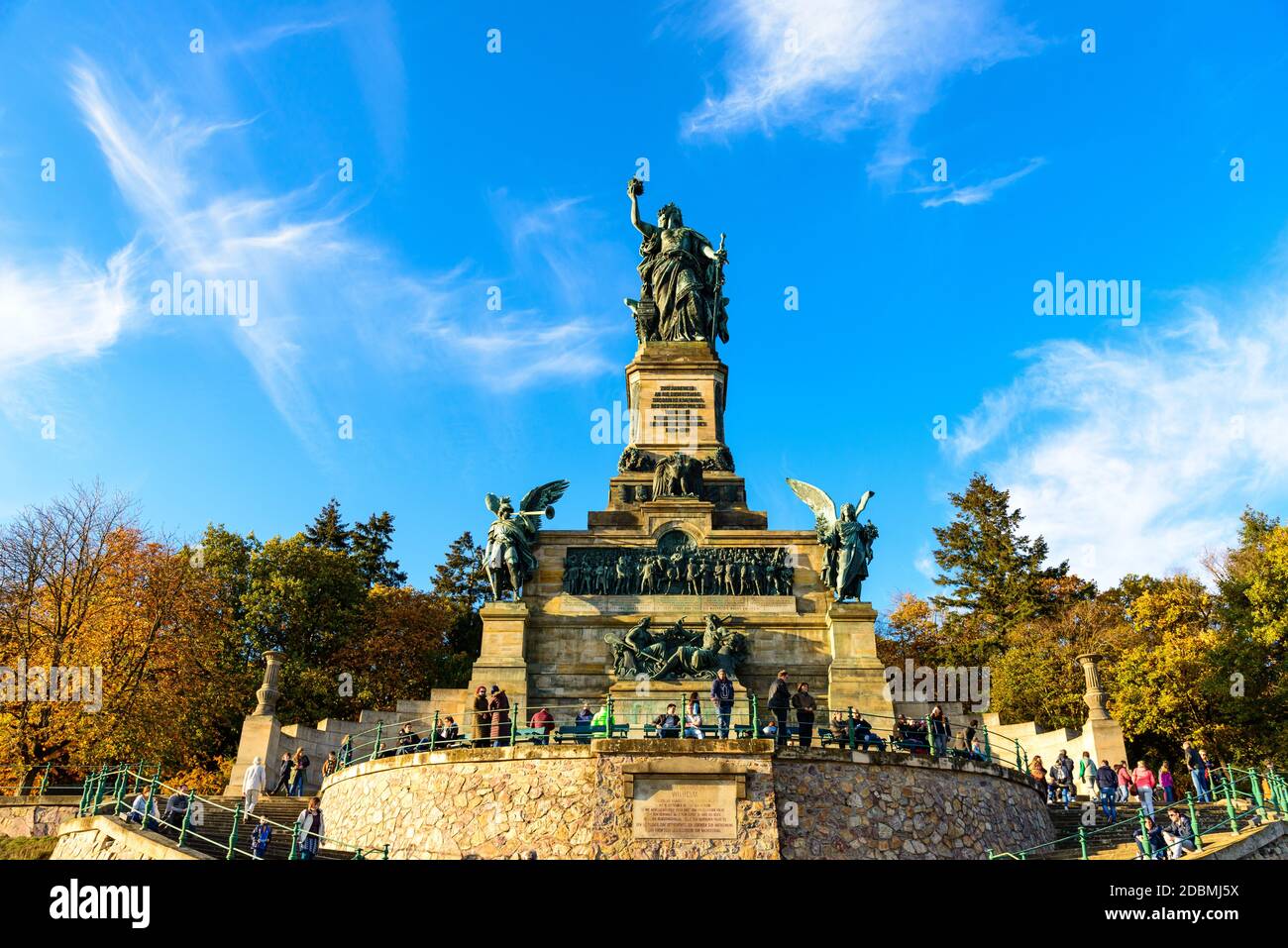 31 okt 2020: Rüdesheim am Rhein im Mittelrheintal. Menschen beim Niederwalddenkmal, gelber Herbst, blau Stockfoto