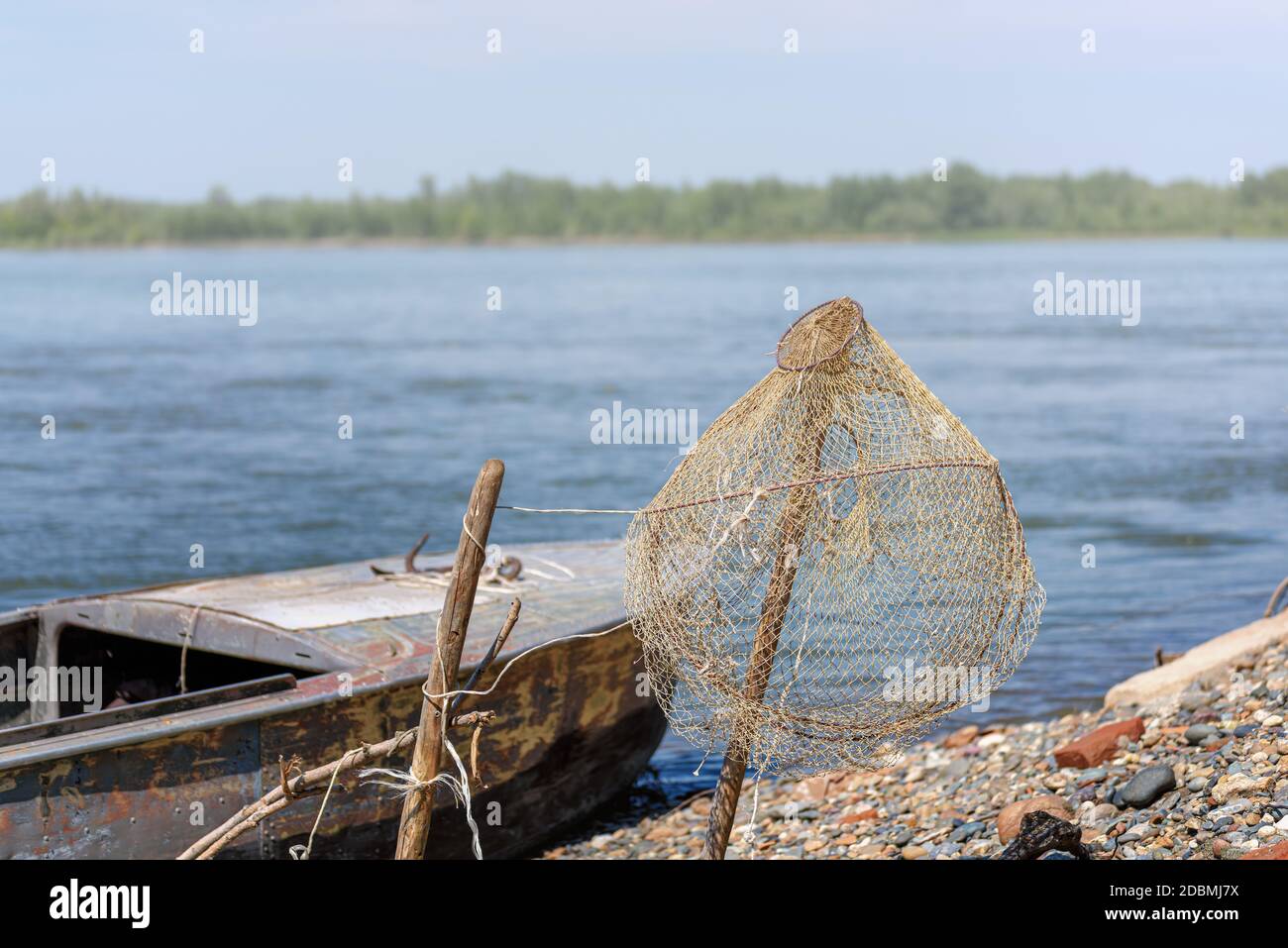 Sommerlandschaft des Flusses mit einem Boot auf dem Ufer. Ob Fluss, Region Altai, Russland Stockfoto