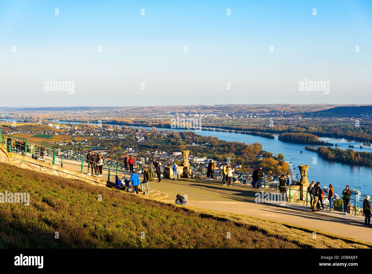 31 okt 2020: Rüdesheim am Rhein im Mittelrheintal. Menschen beim Niederwalddenkmal, gelber Herbst, blau Stockfoto