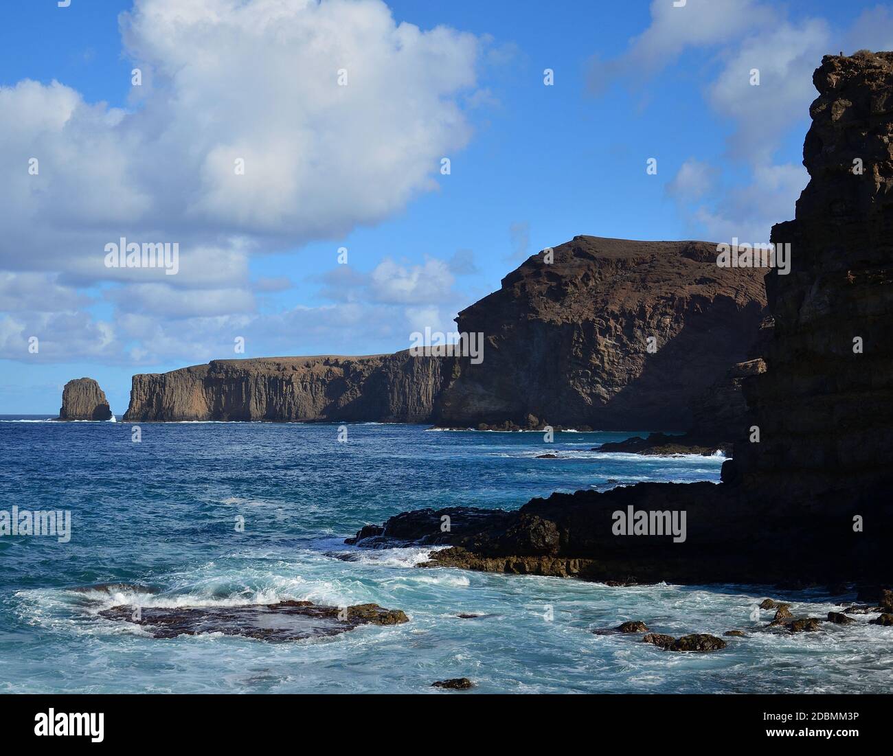 Wilde Küste mit Klippen, blauem Himmel und Wolken, Galdar, nordwestlich von Gran Canaria, Kanarische Inseln, Spanien Stockfoto