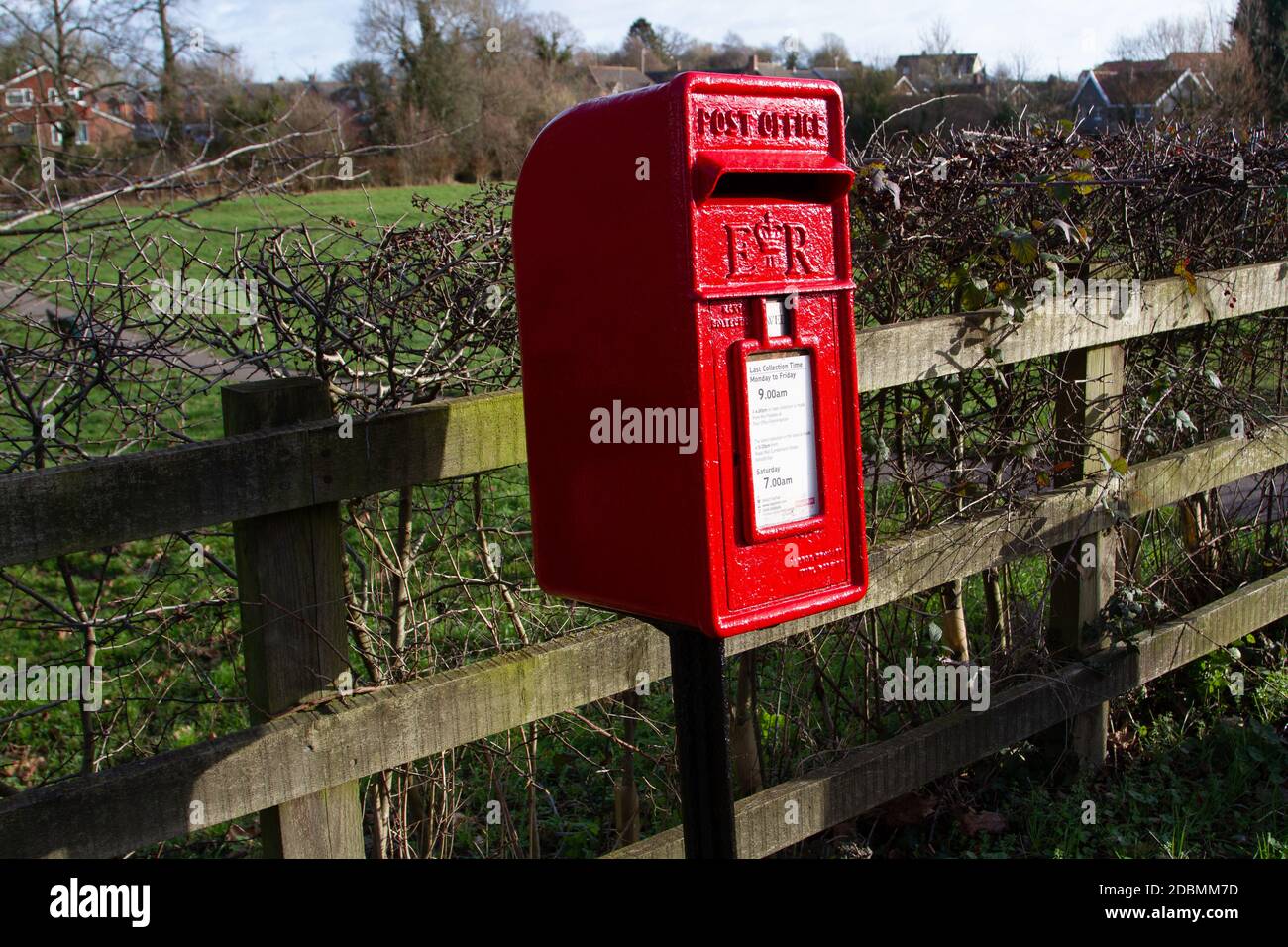 Frisch lackierte hellrote E2R britischen Briefkasten Stockfoto
