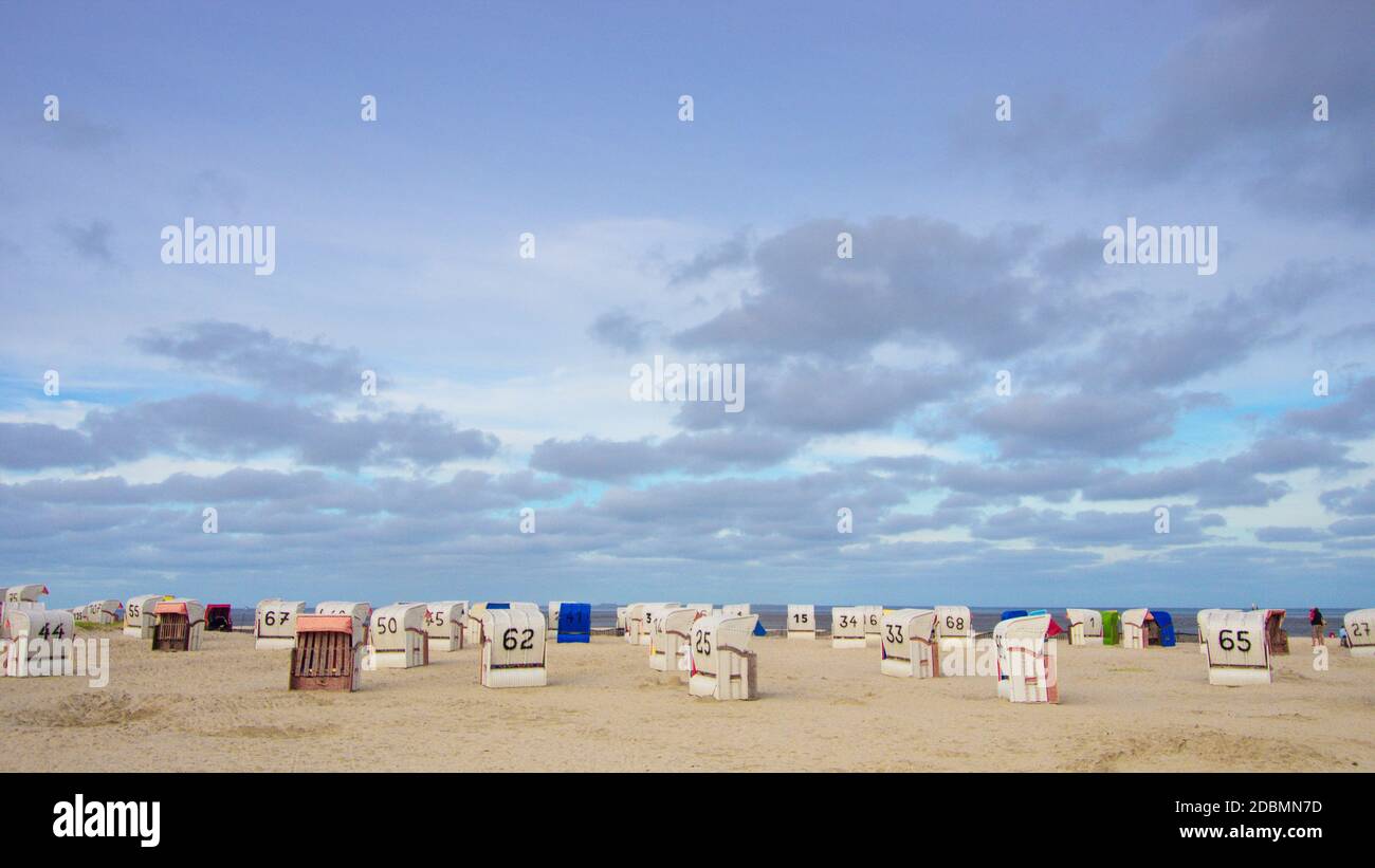 Panorama mit einsamen Strandkörben an der Nordsee Stockfoto