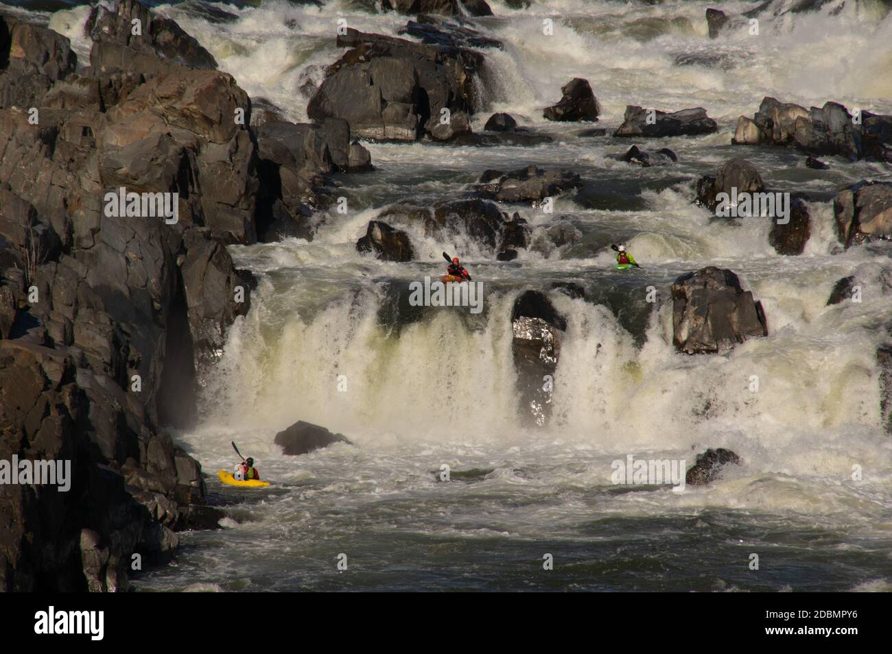 Kajakfahrer, die durch die Stromschnellen im Great Falls National Park fahren Stockfoto