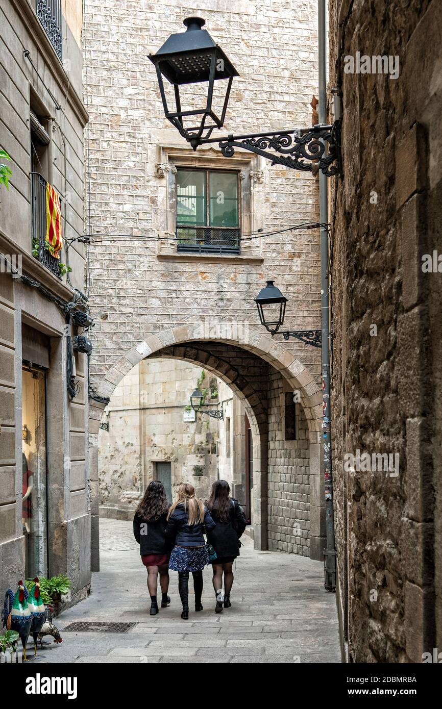 Drei junge Frauen im Gotischen Viertel von Barcelona, Katalonien, Spanien Stockfoto