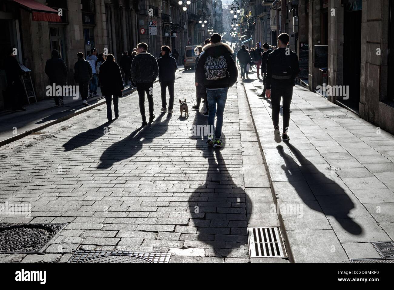 Schatten und Menschen auf einer Straße in Barcelona, Katalonien, Spanien Stockfoto