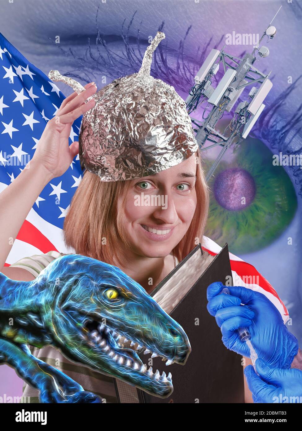 Lächelndes lustiges Mädchen in einem Folienhut mit schwarzem Ordner gegen amerikanische Flagge und einige Verschwörungstheorien Symbole. Collage über Science Fiction und Verschwörung Stockfoto