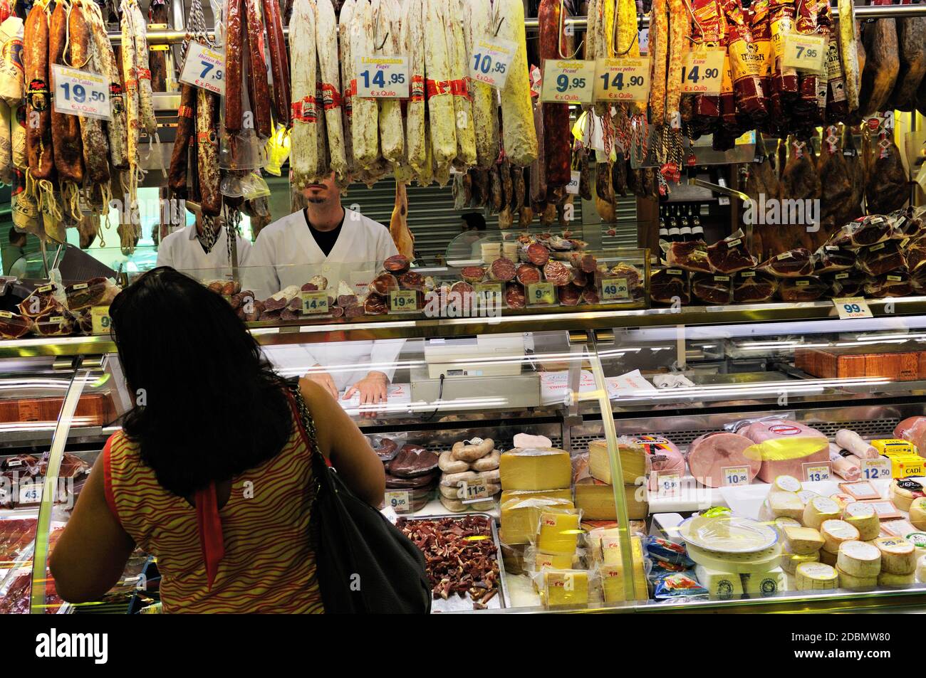 Wurstwaren und Käse auf dem La Boqueria Markt in Barcelona, Katalonien, Spanien Stockfoto