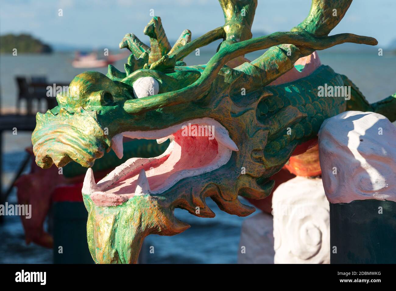 Drache steht in einem chinesischen Tempel auf Ko Lanta Stockfoto