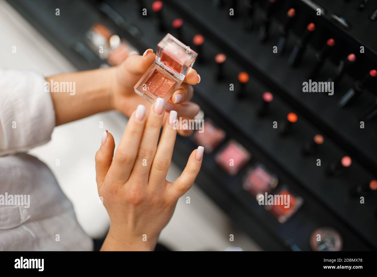 Lipstick tester -Fotos und -Bildmaterial in hoher Auflösung – Alamy