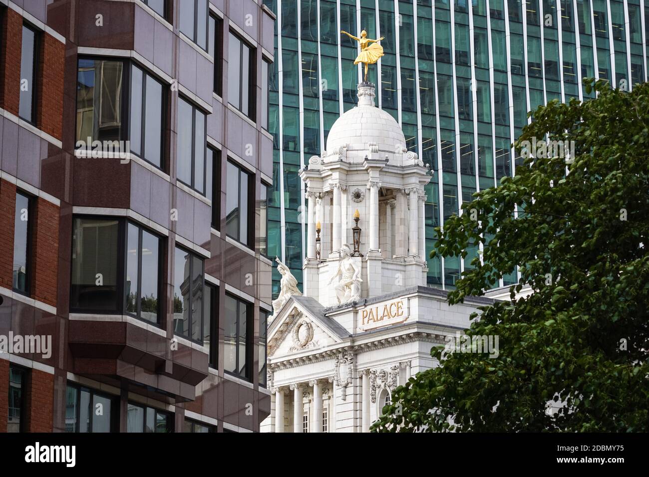 Das Victoria Palace Theater in der Victoria Street mit dem Nova Gebäude im Hintergrund, London England Großbritannien Stockfoto