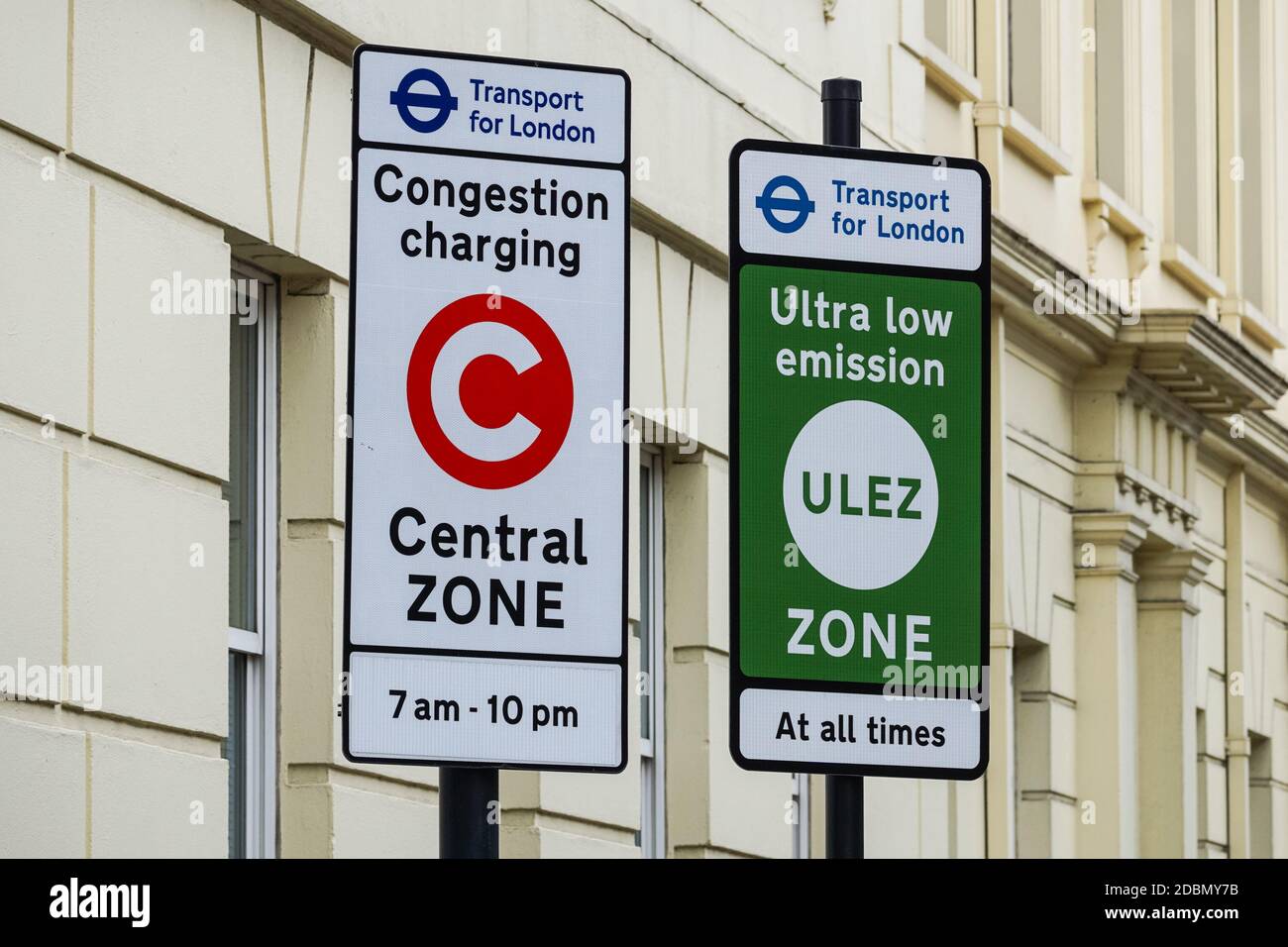 Staugebühr und Ultra Low Emission Zone, ULEZ Grenzschild, London England Vereinigtes Königreich Vereinigtes Königreich Vereinigtes Königreich Stockfoto
