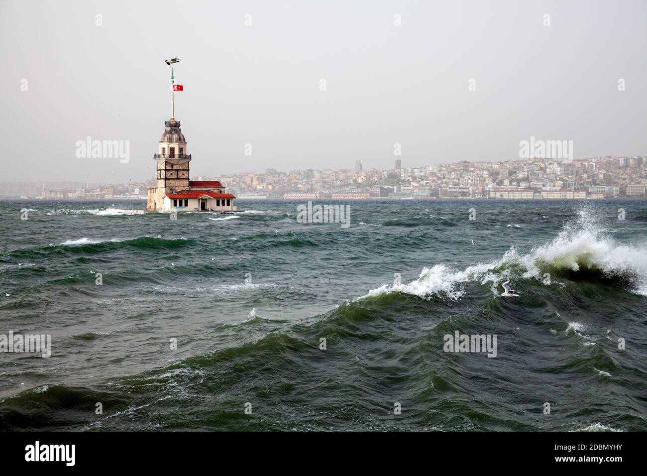 Maidens Tower und Südwestwind Sturm mit Wellen in Istanbul, Türkei Stockfoto