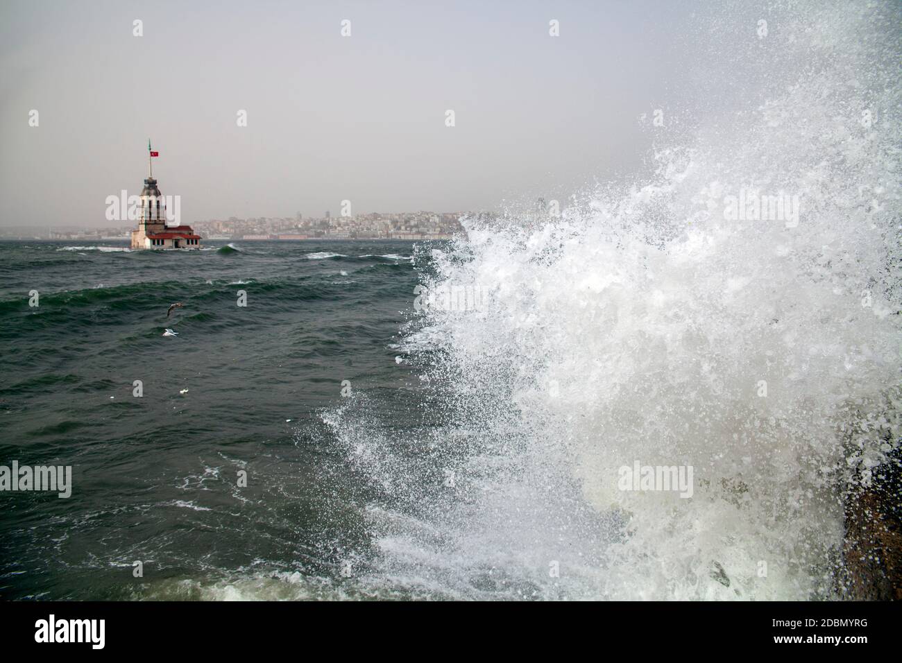 Maidens Tower und Südwestwind Sturm mit Wellen in Istanbul, Türkei Stockfoto