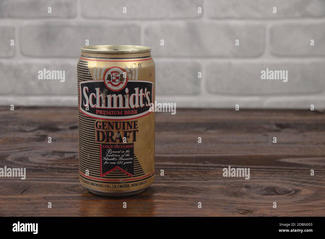 Eine alte Aluminiumkälte von Schmidt United States Bier dagegen Die Ziegelmauer Stockfoto