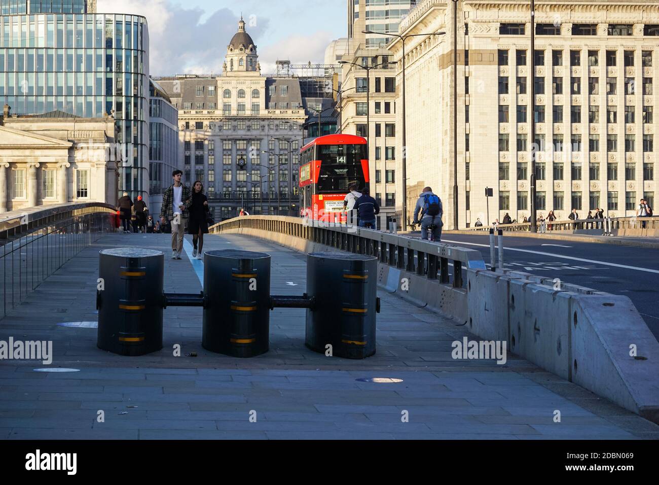 Anti-Terror-Barrieren auf dem Bürgersteig auf der London Bridge, London, England Vereinigtes Königreich Großbritannien Stockfoto