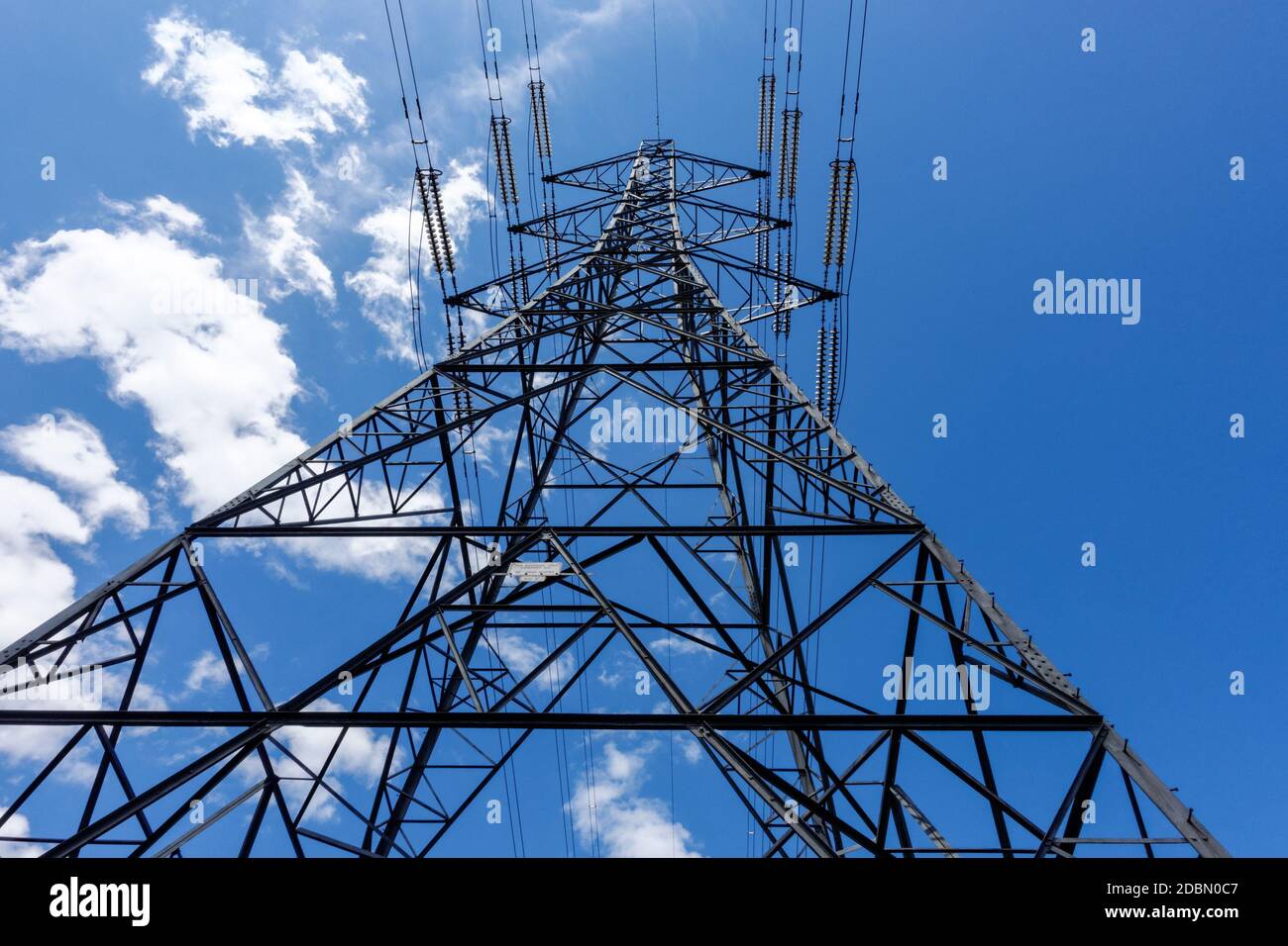Strommast mit blauem Himmel Stockfoto